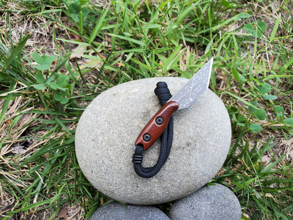 Banzelcroft Customs micro kiridashi, a small custom EDC fixed blade with vintage linen micarta handle scales, vegas forge reptillian damascus steel, and black liners.